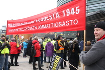 Ammattiosastomme väkeä Helsingissä Narinkkatorilla tukemassa Vakiduuni-kampanjaa.