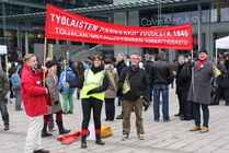 Ammattiosastomme väkeä Helsingissä Narinkkatorilla tukemassa Vakiduuni-kampanjaa.