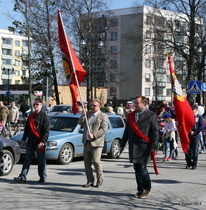 Osaston lippu saapuu torille puheenjohtajan kantamana ja taloudenhoitajan ja sihteerin toimiessa airueina. Vappu 2016
