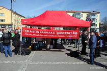 Vanha banderolli uuden teltan takana. Vappu 2016